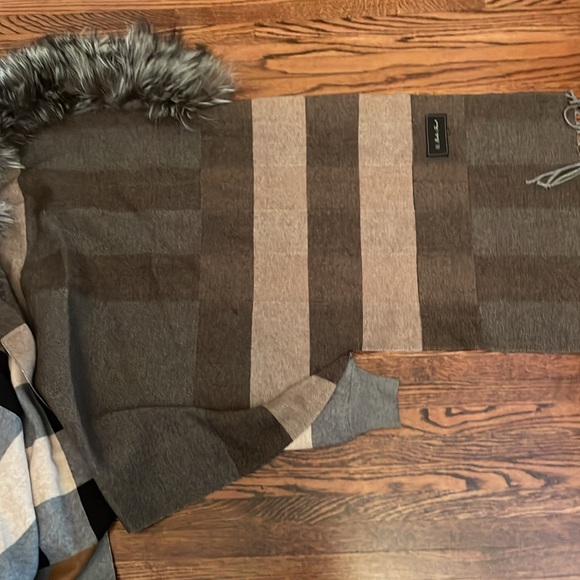 New Women’s cashmere blend cape with detachable fur collar. Belle Fare brand. - Picture 8 of 9